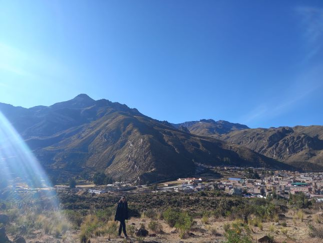 Foto del pueblo de Chivay en la distancia.