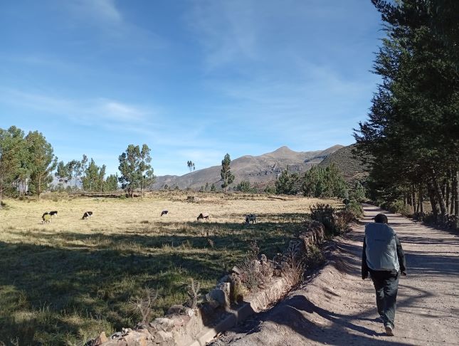 Foto mía con la mochila haciendo la ruta de Chivay a Yanque.