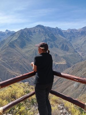 Yo admirando el Cañón del Colca desde el mirador de Achachihua