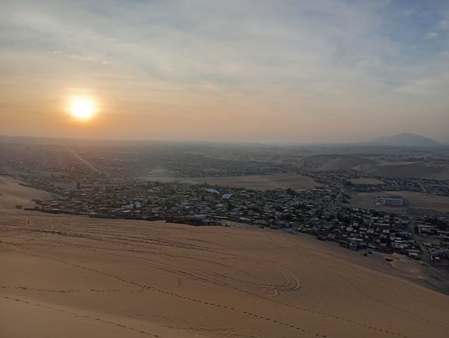 Foto del desierto de Ica, con la ciudad de Ica al fondo.