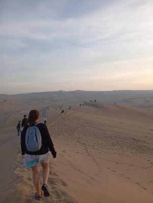 Yo caminando por una duna en el desierto de Ica, Huacachina.