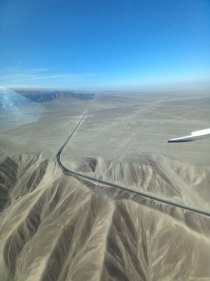 Foto aérea de las líneas de Nazca con vista del petroglifo de la Espiral.