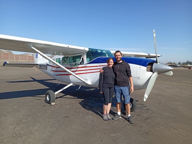 Foto de nosotros junto a la avioneta en la que sobrevolamos las líneas de Nazca.